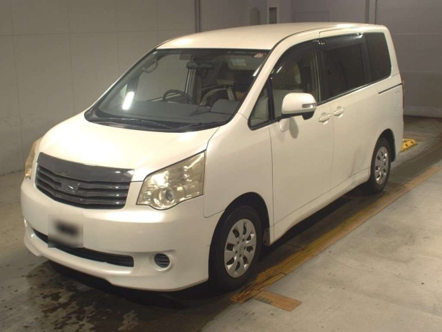 TOYOTA NOAH 2010