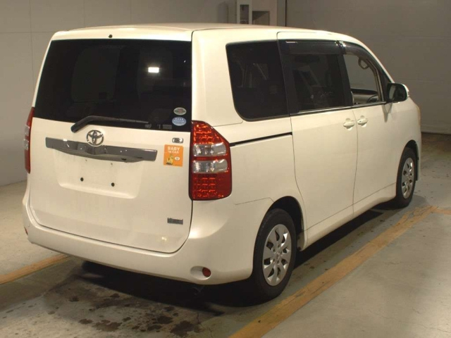 TOYOTA NOAH 2010