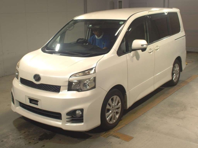 TOYOTA VOXY 2010