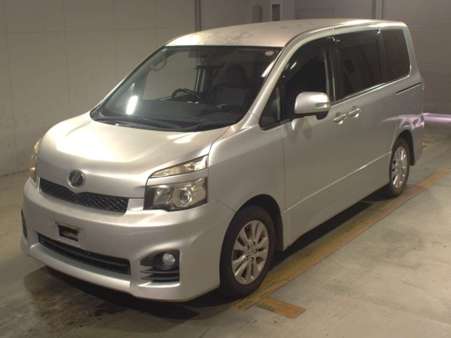 TOYOTA VOXY 2010
