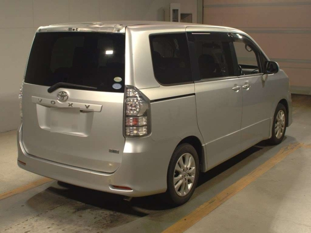 TOYOTA VOXY 2010