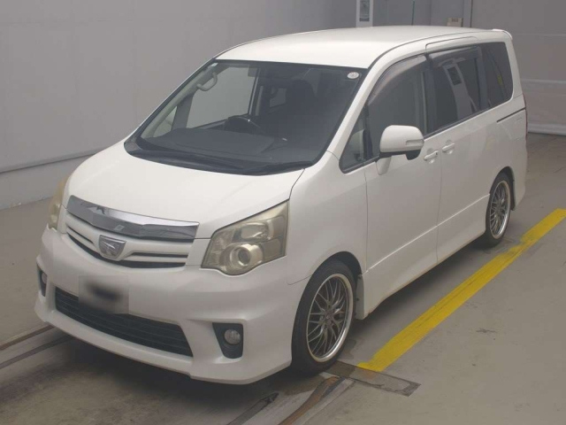TOYOTA NOAH 2010