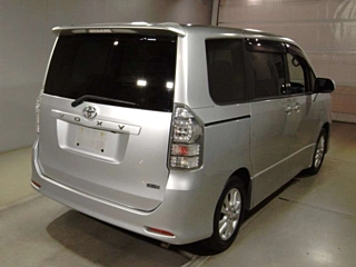 TOYOTA VOXY 2010
