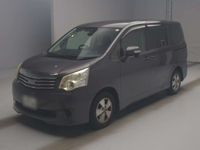 TOYOTA NOAH 2013