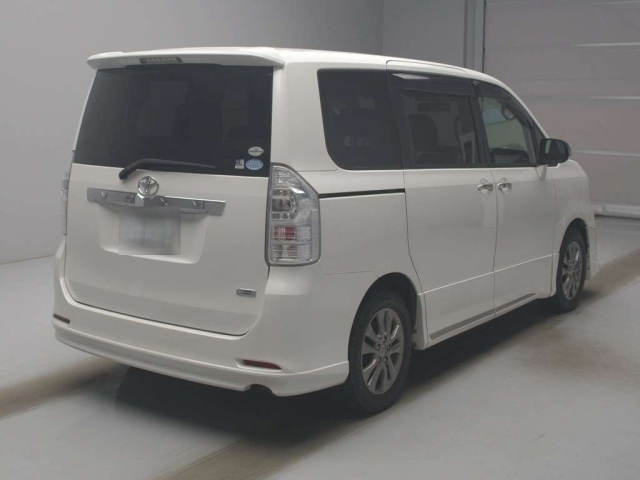 TOYOTA VOXY 2012