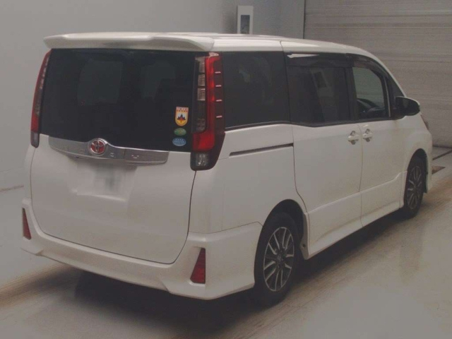 TOYOTA NOAH 2014