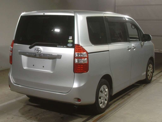 TOYOTA NOAH 2012