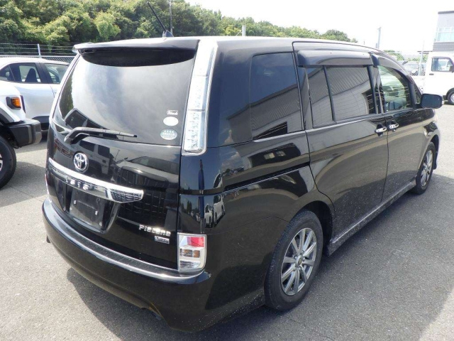 TOYOTA ISIS 2011