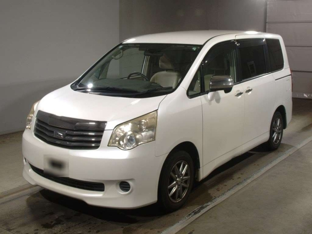 TOYOTA NOAH 2011