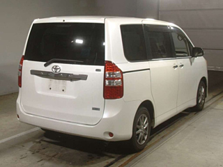 TOYOTA NOAH 2011