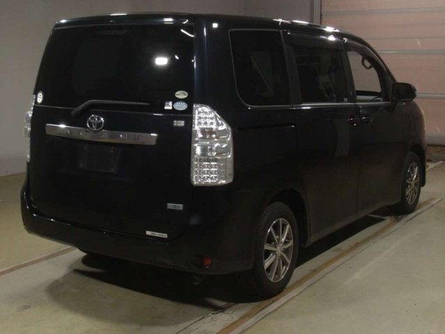 TOYOTA NOAH 2010