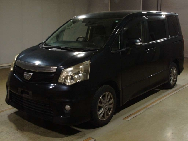 TOYOTA NOAH 2011