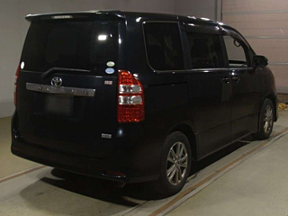 TOYOTA NOAH 2011