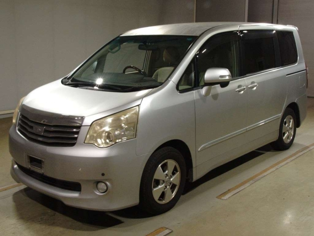 TOYOTA NOAH 2010