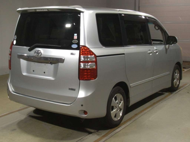 TOYOTA NOAH 2010