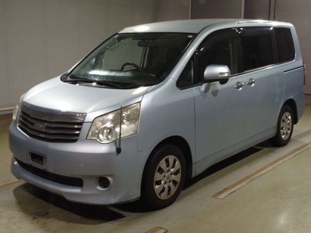 TOYOTA NOAH 2011
