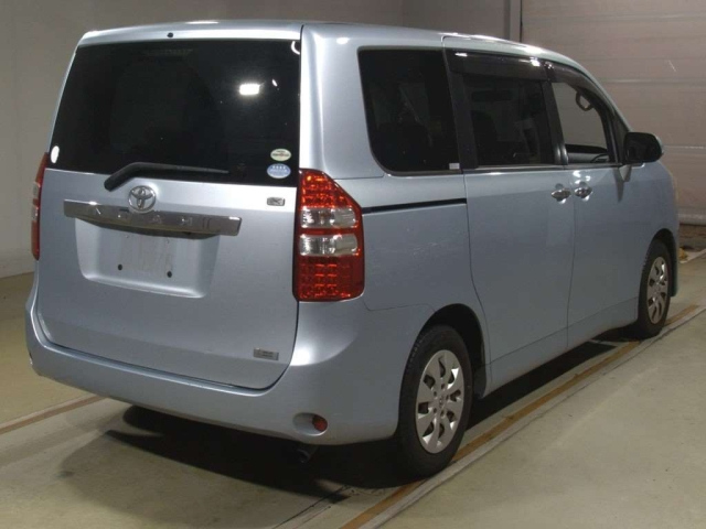 TOYOTA NOAH 2011