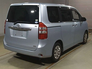 TOYOTA NOAH 2011