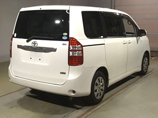TOYOTA NOAH 2011