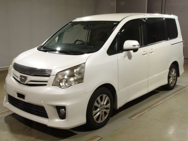 TOYOTA NOAH 2013