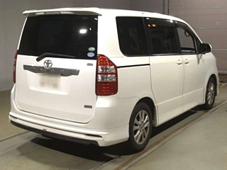 TOYOTA NOAH 2013