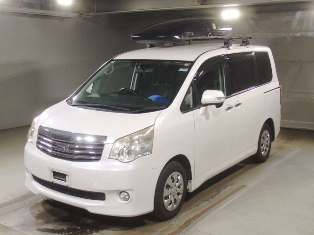 TOYOTA NOAH 2011