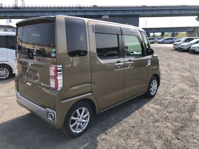 DAIHATSU WAKE 2015