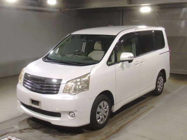 TOYOTA NOAH 2010