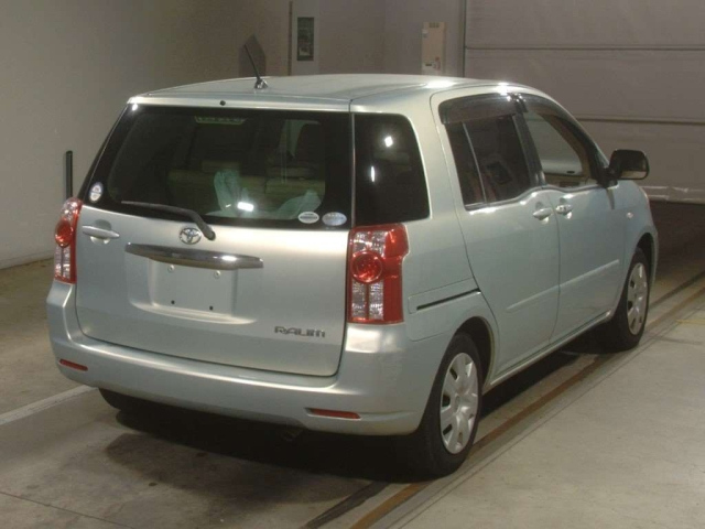 TOYOTA RAUM 2011