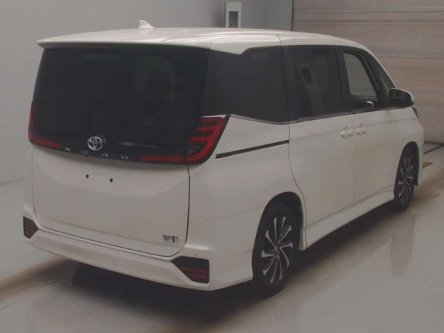 TOYOTA NOAH 2022