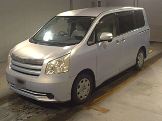 TOYOTA NOAH 2010