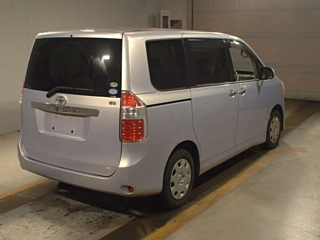 TOYOTA NOAH 2010