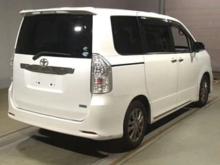 TOYOTA VOXY 2013