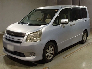 TOYOTA NOAH 2010