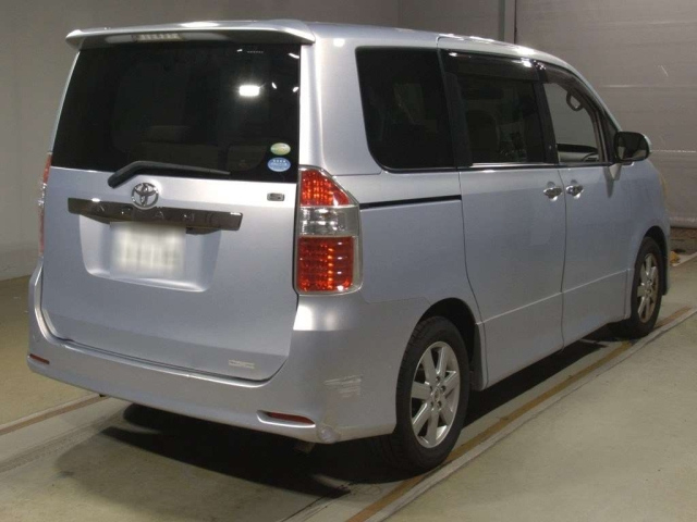 TOYOTA NOAH 2010