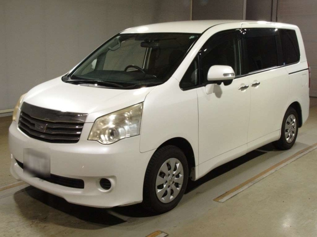 TOYOTA NOAH 2011