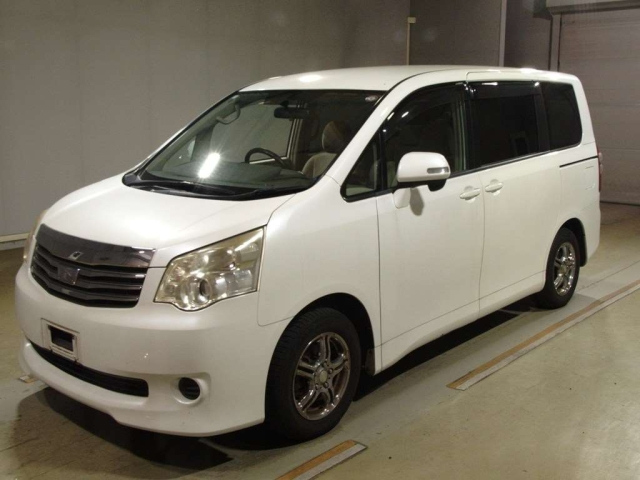 TOYOTA NOAH 2010