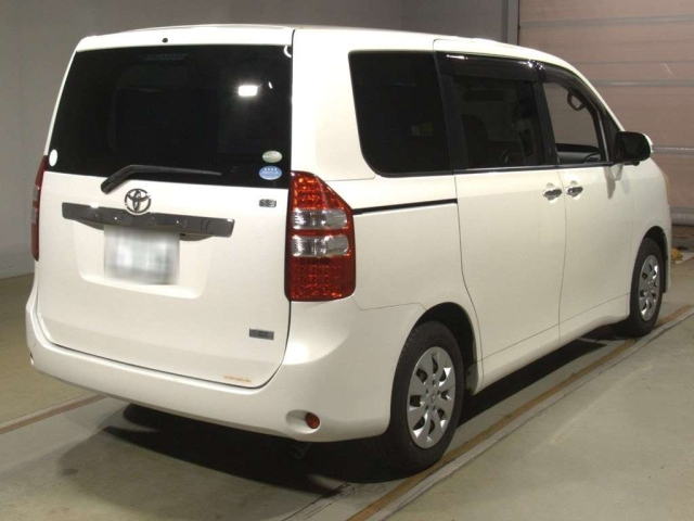 TOYOTA NOAH 2011