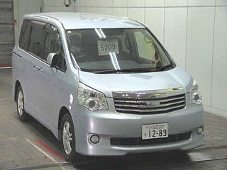 TOYOTA NOAH
