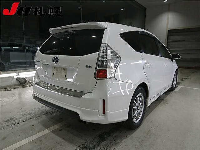 TOYOTA PRIUS ALPHA 2011