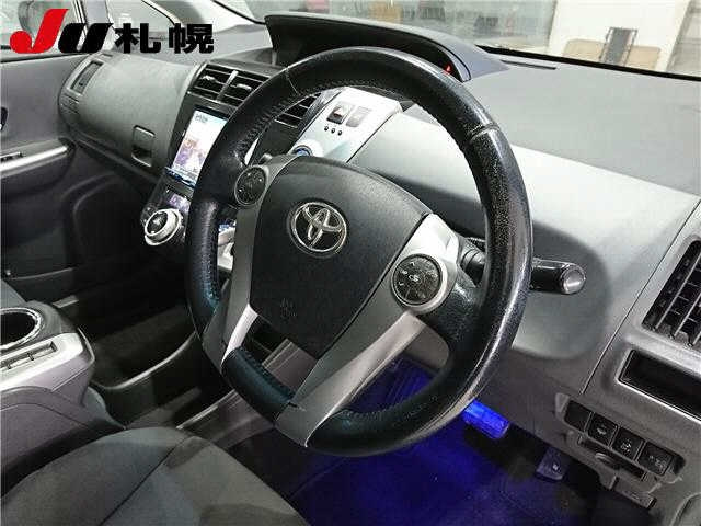 TOYOTA PRIUS ALPHA 2011