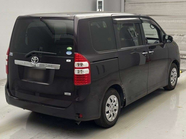 TOYOTA NOAH 2013