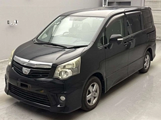 TOYOTA NOAH 2011