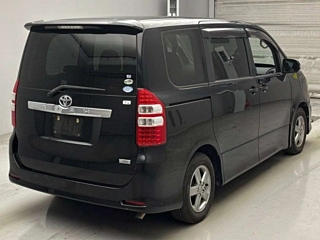 TOYOTA NOAH 2011