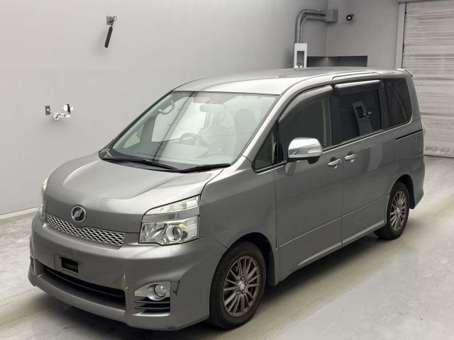 TOYOTA VOXY 2013