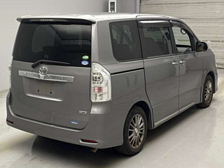 TOYOTA VOXY 2013