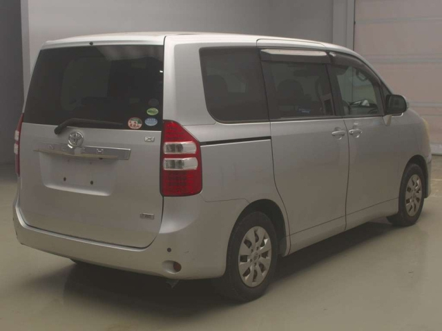 TOYOTA NOAH 2012