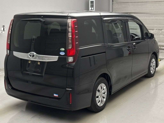 TOYOTA NOAH 2015