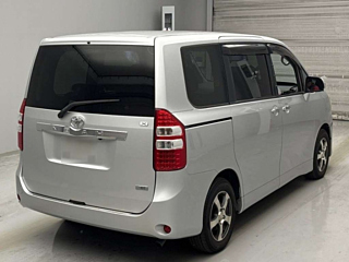 TOYOTA NOAH 2011