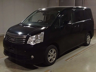 TOYOTA NOAH 2013